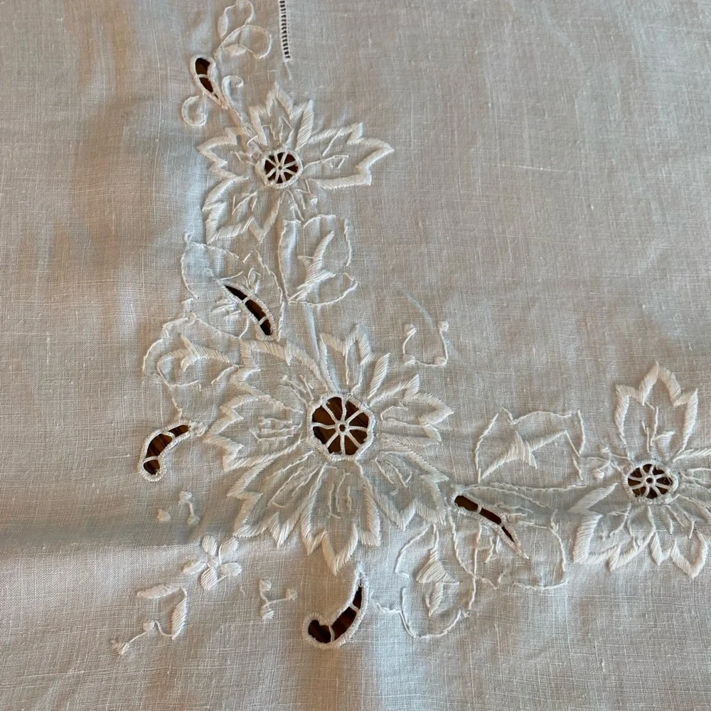 Vintage white tablecloth 40” sq and six (12” sq) napkins w/ embroidered flowers